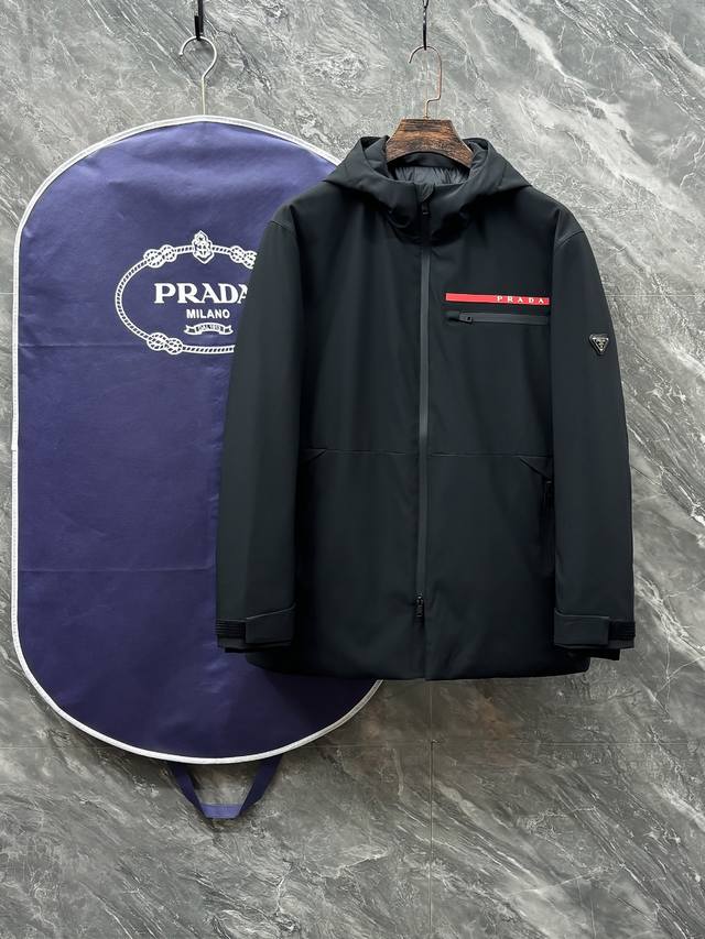 羽D-70 prada 普拉达 25秋冬红条系列连帽中长款夹克羽绒 内冲100G-90白鸭绒，轻薄有型，上身不臃肿，颇具意大利典型风格的时装，贸易公司渠道臻品