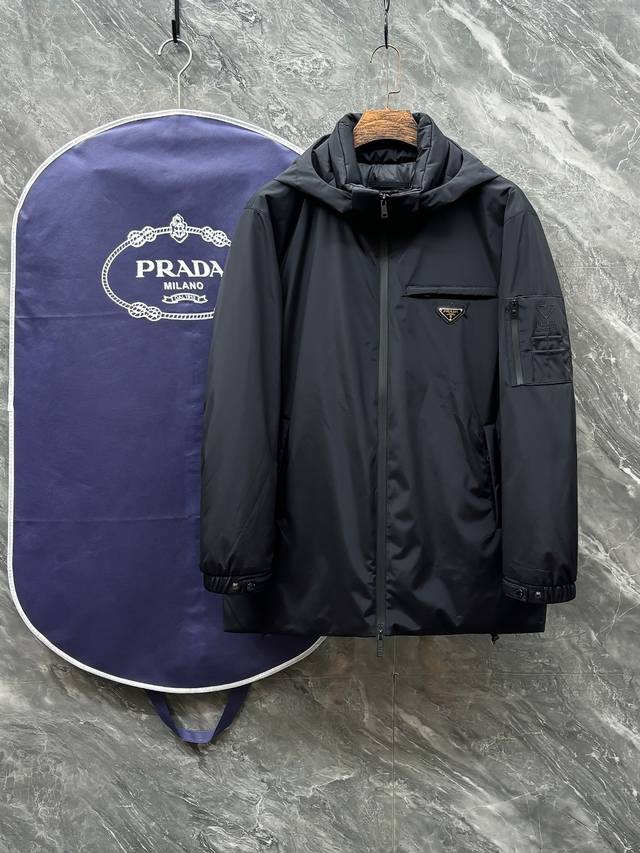 羽D-70 prada 普拉达 25秋冬时尚连帽夹克中长款羽绒 内冲100G-90白鸭绒，轻薄有型，上身不臃肿，颇具意大利典型风格的时装，贸易公司渠道臻品 在面