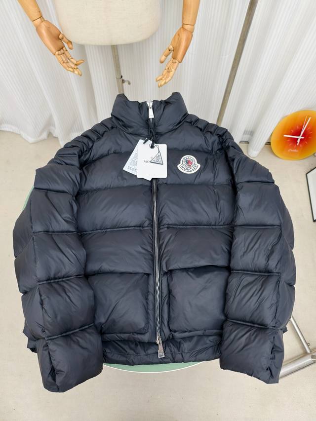Moncler 蒙口 高版本 出货配专柜防尘袋 2025冬季最新款蝙蝠袖羽绒服 专柜最新 内里填充白鸭绒。软壳面料手感细腻光滑 整体大方不失大气 轻便保暖 锁温