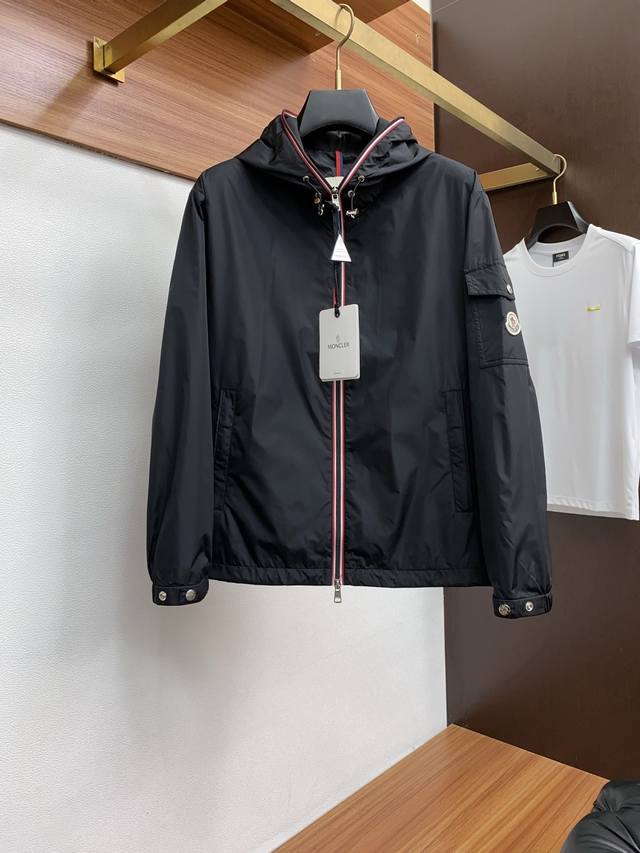 蒙口 2025年秋冬新款 官网 高端原厂代工出品， 官方经典王牌单品！最新棉衣夹克外套 多明星穿搭示范款！！ 新一季男装充满现代感与科技感，将时装美学与户外元素
