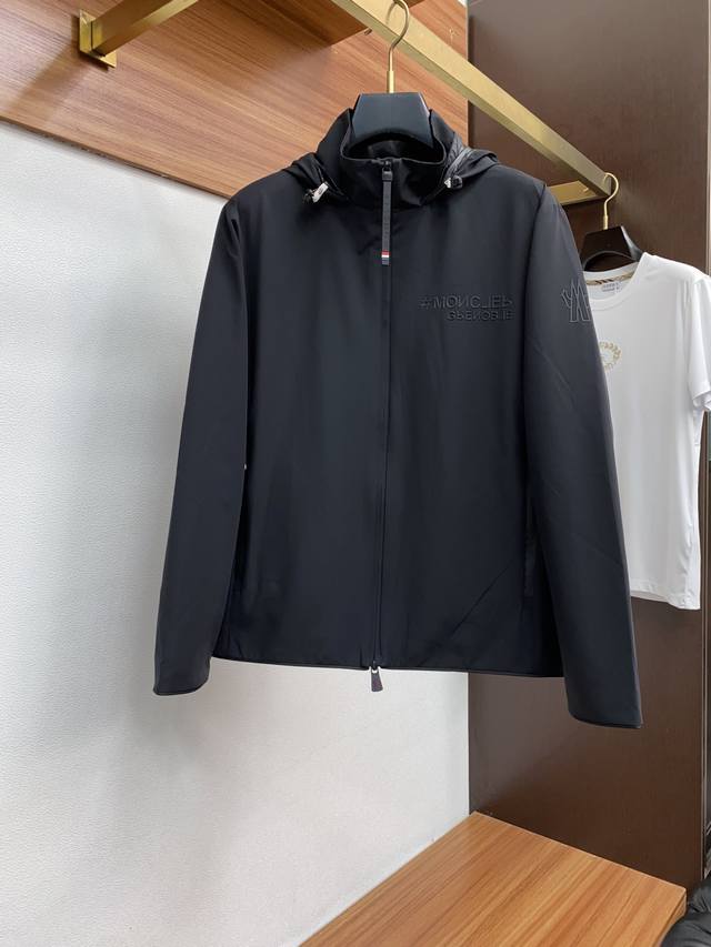 L 蒙口。2025年秋冬新款 官网 高端原厂代工出品， 官方经典王牌单品！最新棉衣夹克外套 多明星穿搭示范款！！ 新一季男装充满现代感与科技感，将时装美学与户外