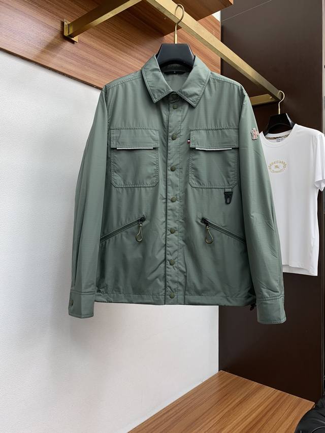 蒙口 2025年秋冬新款 官网 高端原厂代工出品， 官方经典王牌单品！最新棉衣夹克外套 多明星穿搭示范款！！ 新一季男装充满现代感与科技感，将时装美学与户外元素