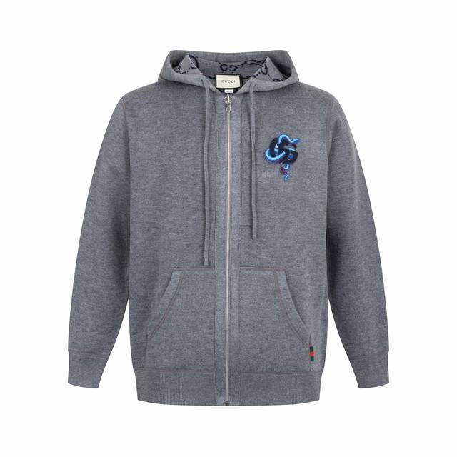 独家供应 Guc 蛇年双面穿羊绒针织外套 原版25,900购入开发，面料采用灰色双面羊毛针织面料制成，一面为甄选灰色双面羊毛针织面料，另一面以灰色G双面羊毛针织