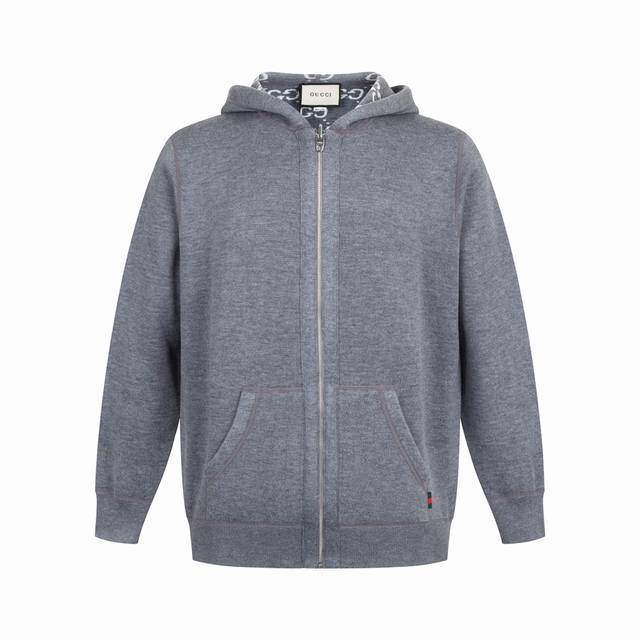 独家供应 Guc 老花双面穿羊绒针织外套 灰色 原版23,700购入开发，面料采用高品质山羊绒面料，手感柔软舒适，具有良好的保暖性能。面料经过特殊工艺处理，增加