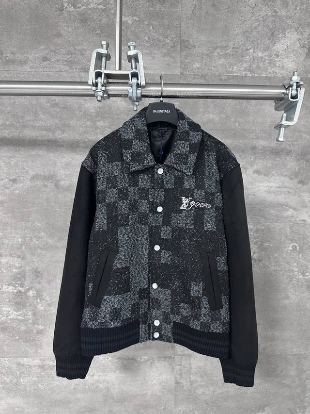 Lv 路易威登 25Ss新款珍珠棋盘格混合皮革棒球束腰夹克外套 为珠皮呢衣身巧妙织入 2025 春夏时装秀的 Damoflage 图案，以优雅剪裁塑造瞩目风范。