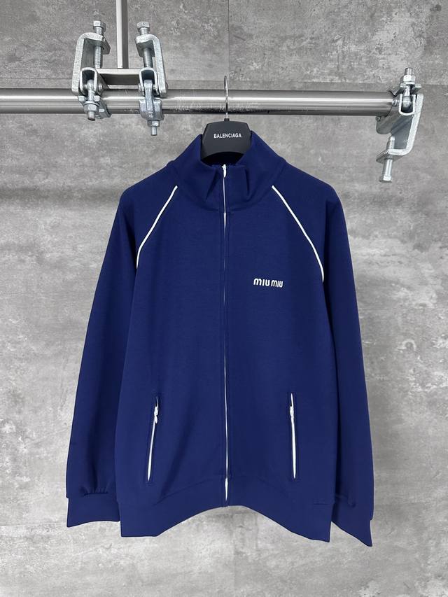 Miu Miu 缪缪 2025新款字母刺绣Logo徽标拉链衫 学院风 男女同款 藏青配色 尺码： S M L 当Miu Miu的设计理念和风格体现了其对性别界限