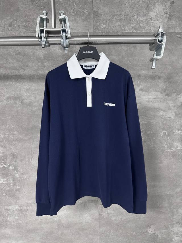 Miumiu* 缪缪25新款胸前徽标Logo翻领珠地棉polo长袖T恤 采用高质量的纯棉纱线，具有优良的品质和手感，出色的透气性和吸湿性，使穿着者感到更加舒适自