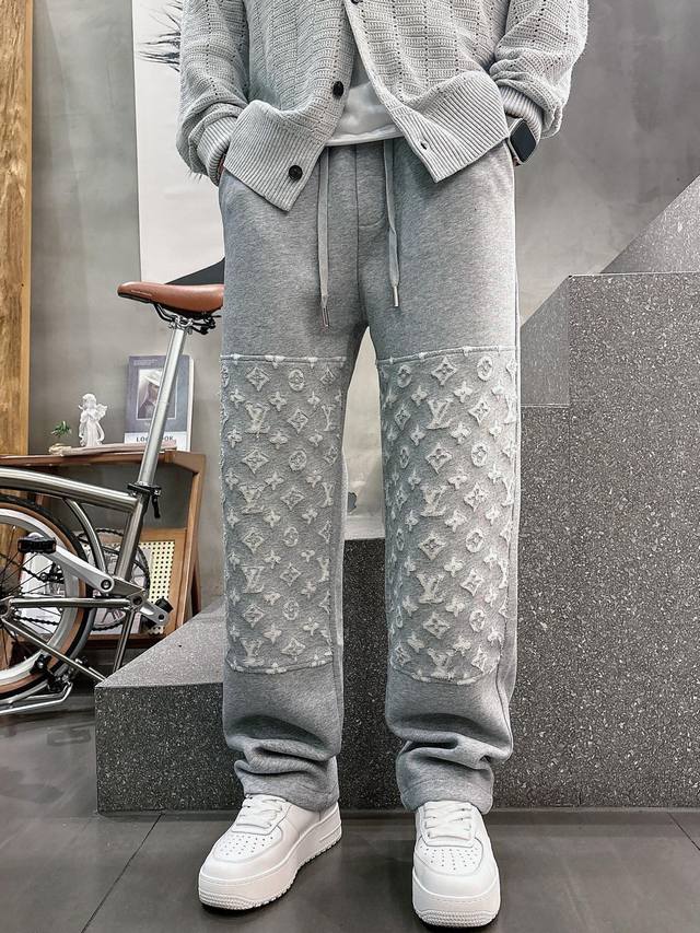 plv路易威登 2025秋冬新款休闲裤 重工激光烧花Logo定位工艺 高端版本，专柜定制面料 透气舒适度高，细节无可挑剔，品牌元素设计理念，体现高品质。手感细腻