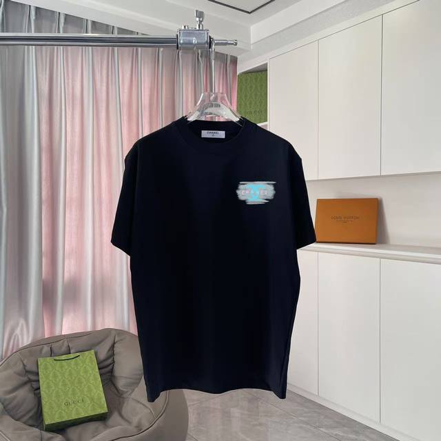 Chane*小香2025秋季新款 双C字母Logo印花 短袖T恤 定制面料300G 男女同款 尺码：S M L Xl Xxl 五个码 颜色：黑色 白色 糊绿色
