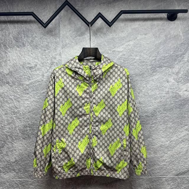 古驰2025新款满印绿色字母印花情侣款连帽外套 高版本顶级品质 采用聚酯纤维复合定制面料 透气性极好 原版定制五金开模 内里全部采用原版定制里衬 不起球 耐磨损