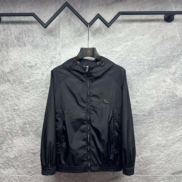 巴宝莉2025新款徽标Logo后背拼接Bbr印花情侣款外套 高版本顶级品质 采用聚酯纤维复合定制面料 透气性极好 原版定制五金开模 内里全部采用原版定制里衬 不