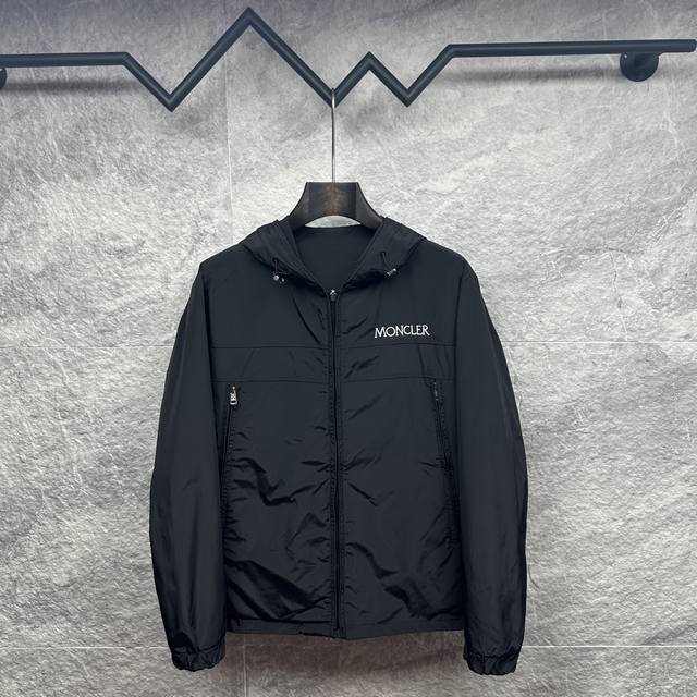 蒙口2025新款刺绣织带双面穿情侣款外套 高版本顶级品质 采用聚酯纤维复合定制面料 透气性极好 原版定制五金开模 内里全部采用原版定制里衬 不起球 耐磨损 舒适