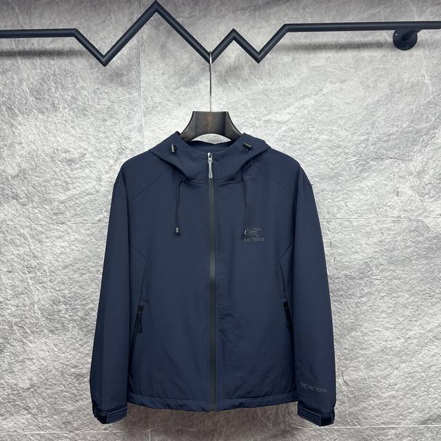 鸟家2025新款压胶Logo情侣款连帽冲锋衣外套 采用聚酯纤维复合防水面料 网红热门爆款 精湛工艺 面料防水处理 防风抗寒透气性极好 舒适百搭的一款冲锋衣外套