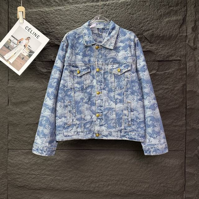 驴家2025新款云朵满印提花Logo情侣款水洗牛仔外套 高版本高版本 原版定制五金辅料，网红明星同款高级牛仔面料，定制Ykk五金纽扣、全身水洗云朵满印提花Log