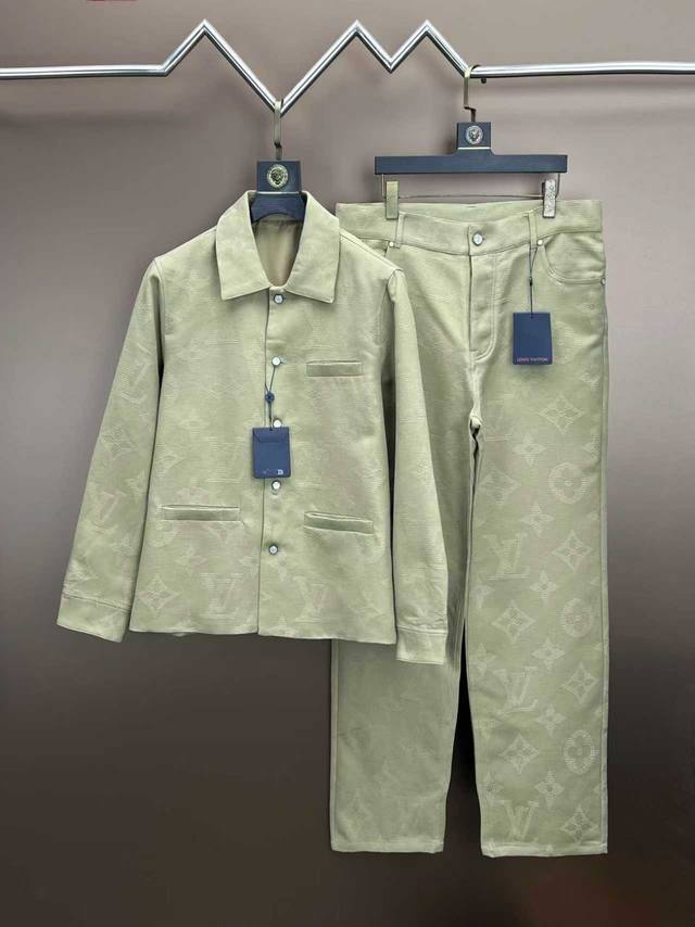 驴家 25Ss新款夹克式衬衫为棉布铺陈 2025 春夏秀场的 Safari Monogram 图案，以刺绣工艺营造 3D 效果。珠光纽扣点亮闲雅设计，可与同款长