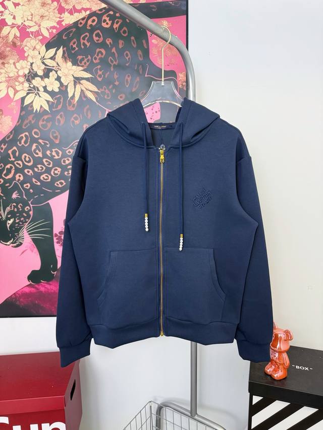 款号F28 Lv立体珠子刺绣连帽外套 Louis Vuitton专柜同款 采用430G空气棉 包边包条 拿手上非常有质感 立体 大气 秋冬百搭好穿 简单大气 采