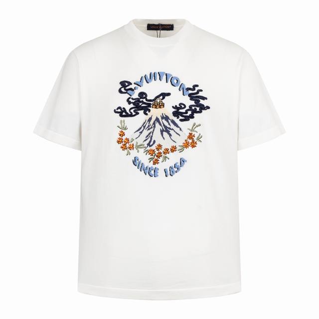 独家供应 1V X Nigo 火山刺绣毛织短袖 原版11,009购入开发，面料采用100%优质有机棉面料制成，这款圆领T来自2025秋冬系列，由创意总监phar