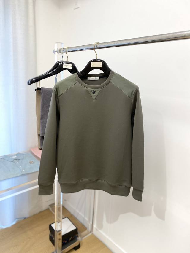 迪奥、2025最新款卫衣，帅气时尚，胸口精致刺绣图案Logo，简约百搭款。面料棉 不仅挺括，保持潮流的廓形，又穿着舒适，纱织更细腻，码数M-4Xl