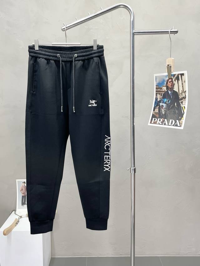 Arc’Teryx始祖鸟独家专供新款休闲长裤 高端版本！专柜定制面料 透气舒适度高，细节无可挑剔，品牌元素设计理念，体现高品质。手感细腻柔软！呈现休闲裁剪，上身