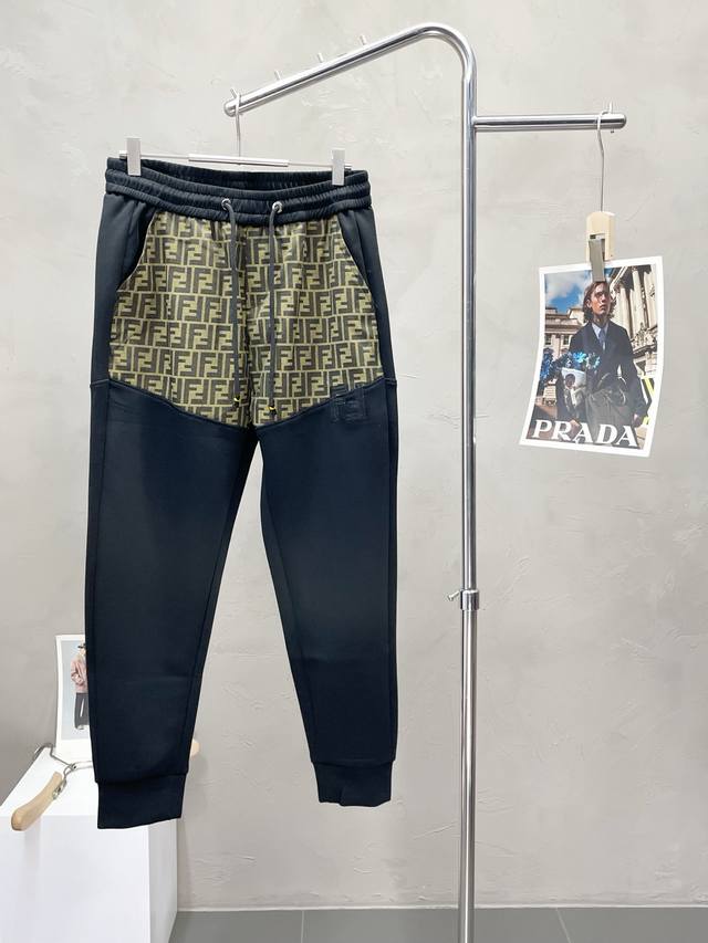 Fendi芬迪独家专供新款休闲长裤 高端版本！专柜定制面料 透气舒适度高，细节无可挑剔，品牌元素设计理念，体现高品质。手感细腻柔软！呈现休闲裁剪，上身版型超赞！