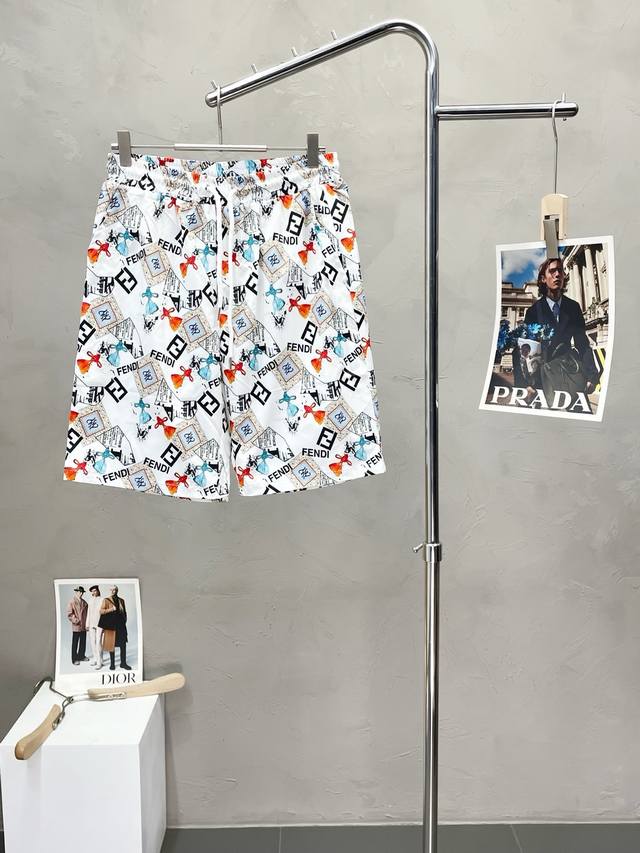 Fendi芬迪独家专供新款休闲短裤 高端版本！专柜定制面料 透气舒适度高，细节无可挑剔，品牌元素设计理念，体现高品质。手感细腻柔软！呈现休闲裁剪，上身版型超赞！