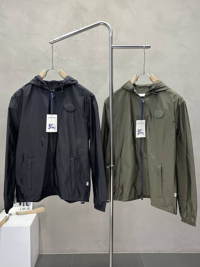 Burberry巴宝莉独家专供最新春秋连帽外套 骑士印章尼龙外套 经典设计感与颜值爆棚的外套，品质更是无法挑剔品控可以直接入手，不容过错的高端臻品！通过细节图片