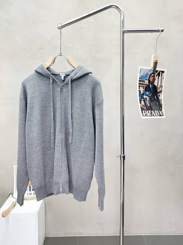 Loewe罗意威独家专供最新时尚毛衣外套 经典设计感与颜值爆棚的外套，品质更是无法挑剔品控可以直接入手，不容过错的高端臻品！通过细节图片便可感受到它强悍的气场，