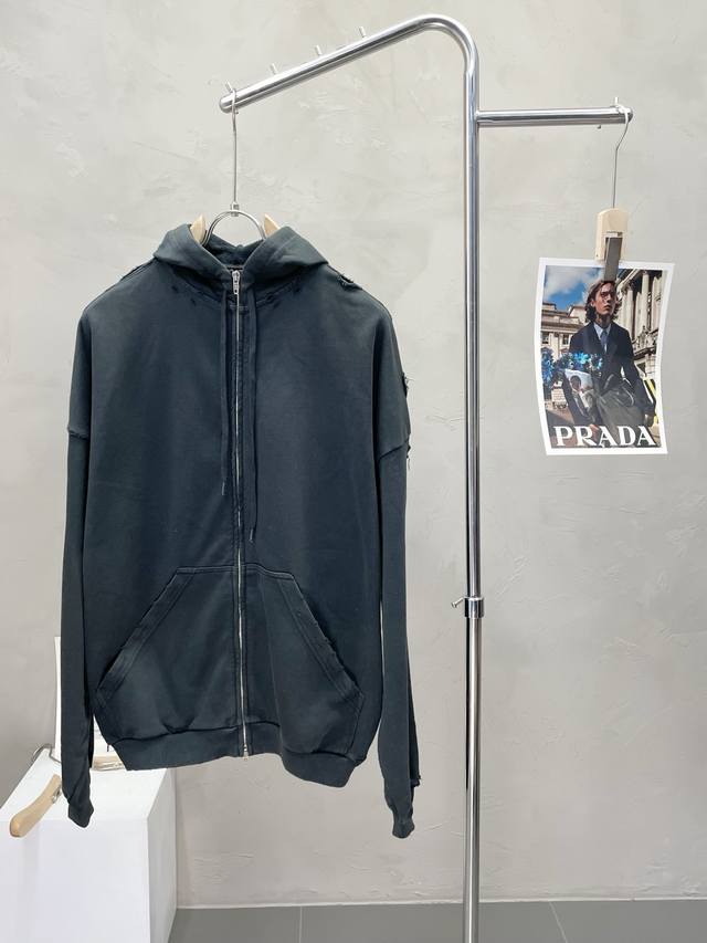 Balenciaga巴黎世家独家专供最新春秋连帽外套 经典设计感与颜值爆棚的外套，品质更是无法挑剔品控可以直接入手，不容过错的高端臻品！通过细节图片便可感受到它