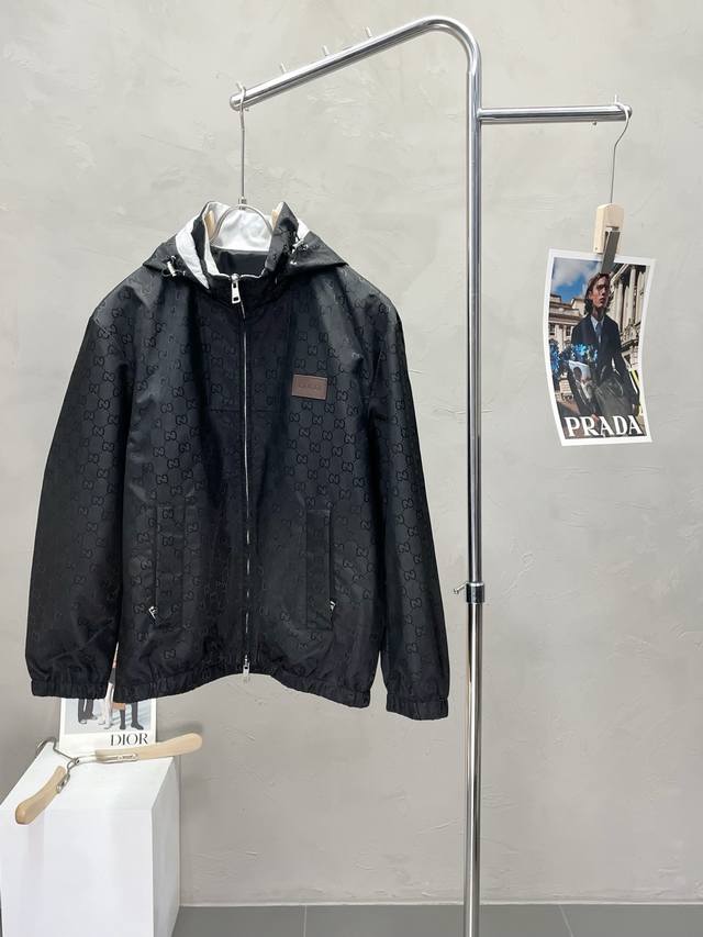 Gucci古驰独家专供最新时尚连帽夹克，帽子可拆卸设计 经典设计感与颜值爆棚的外套，品质更是无法挑剔品控可以直接入手，不容过错的高端臻品！通过细节图片便可感受到