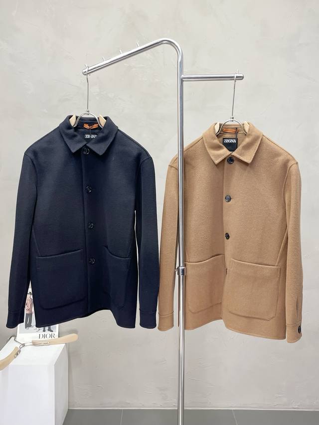 Zegna杰尼亚独家专供最新时尚秋冬夹克，经典设计感与颜值爆棚的外套，品质更是无法挑剔品控可以直接入手，不容过错的高端臻品！通过细节图片便可感受到它强悍的气场，