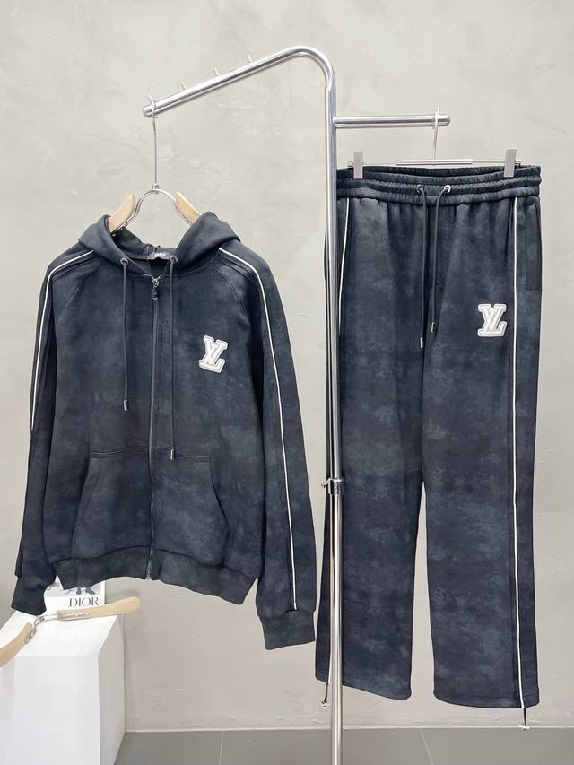 套。 Louis Vuitton路易威登独家专供新款专柜同款套装，高级感满满！细节精致高档，做工无可挑剔！进口面料 立体精致细腻。原版高端面料很显高级！面料挺括