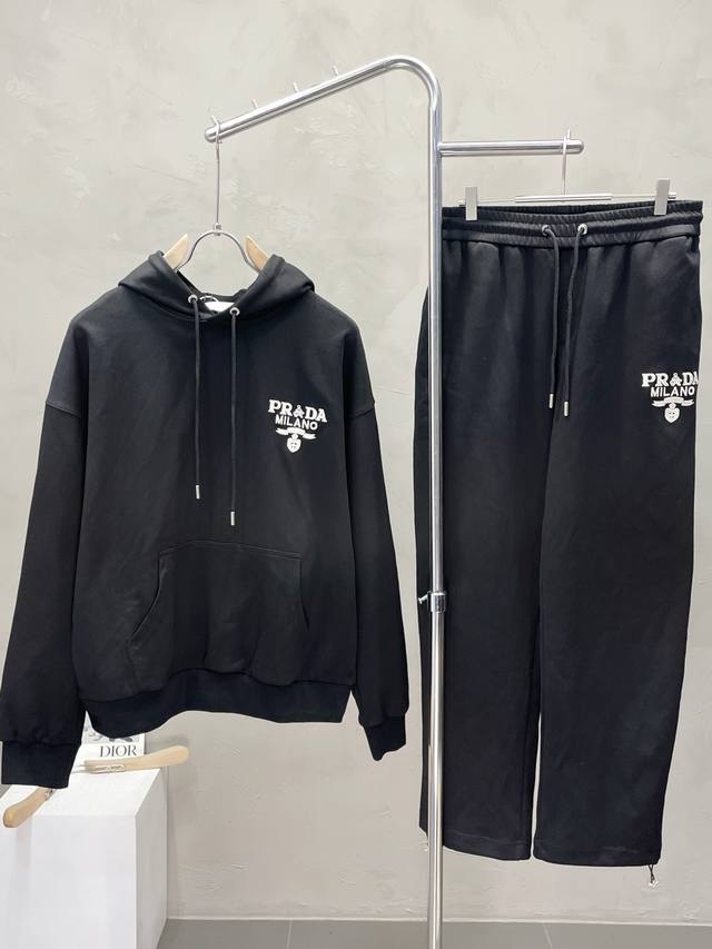 套。prada普拉达独家专供新款专柜同款套装，高级感满满！细节精致高档，做工无可挑剔！进口面料 立体精致细腻。原版高端面料很显高级！面料挺括抗皱耐磨，吸湿速干透