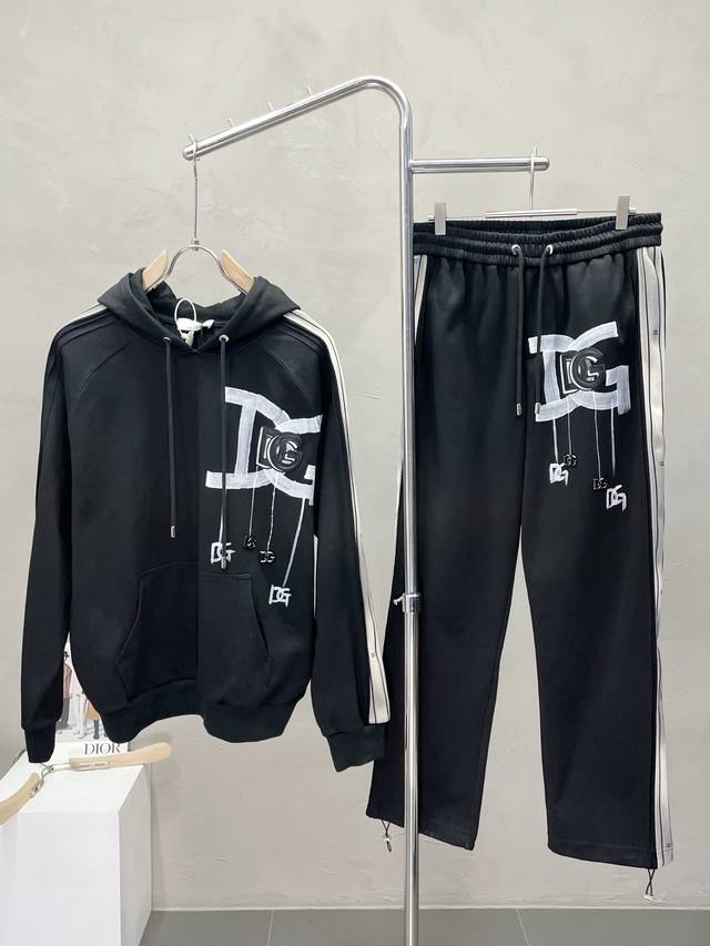 套。Dolce&Gabbana杜嘉班纳独家专供新款专柜同款套装，高级感满满！细节精致高档，做工无可挑剔！进口面料 立体精致细腻。原版高端面料很显高级！面料挺括抗