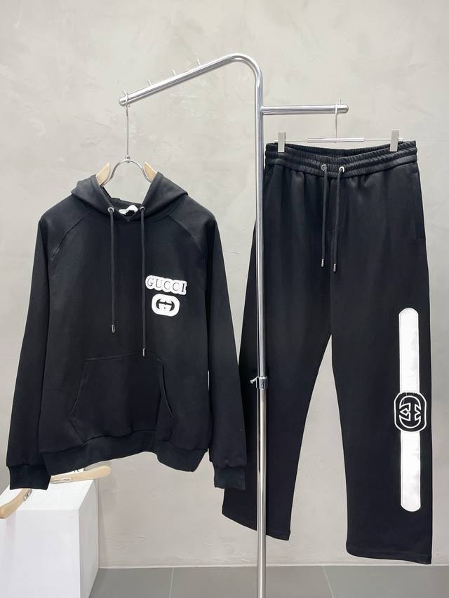 套。prada普拉达独家专供新款专柜同款套装，高级感满满！细节精致高档，做工无可挑剔！进口面料 立体精致细腻。原版高端双面平纹针织面料很显高级！面料挺括抗皱耐磨