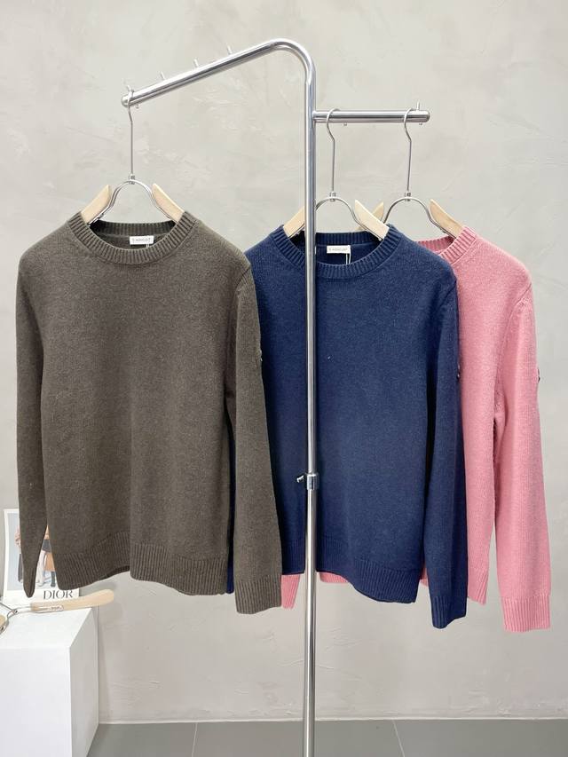 Moncler蒙口独家专供最新时尚秋冬毛衣 经典设计感与颜值爆棚的外套，品质更是无法挑剔品控可以直接入手，不容过错的高端臻品！通过细节图片便可感受到它强悍的气场