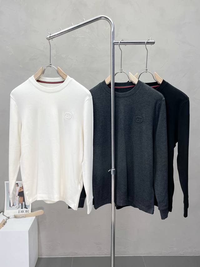 Gucci古驰独家专供最新时尚长袖 经典设计感与颜值爆棚的外套，品质更是无法挑剔品控可以直接入手，不容过错的高端臻品！通过细节图片便可感受到它强悍的气场，聚温保