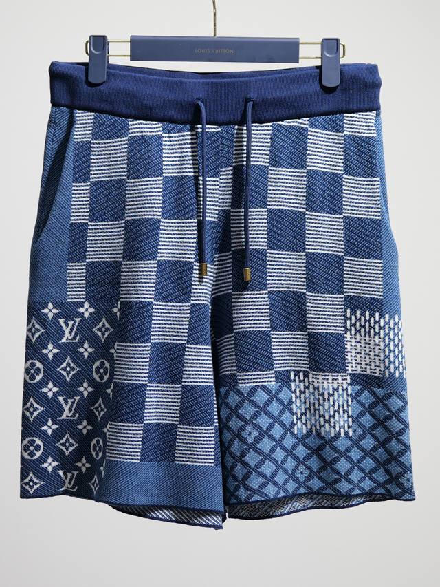 区别通货 新款速递 这款3色提花短裤针织圆领衫，来自2025秋冬系列，以精致的嵌花拼布工艺提升品牌标志性元素。灵感源自本系列致敬路易威登经典档案的理念，以柔和的