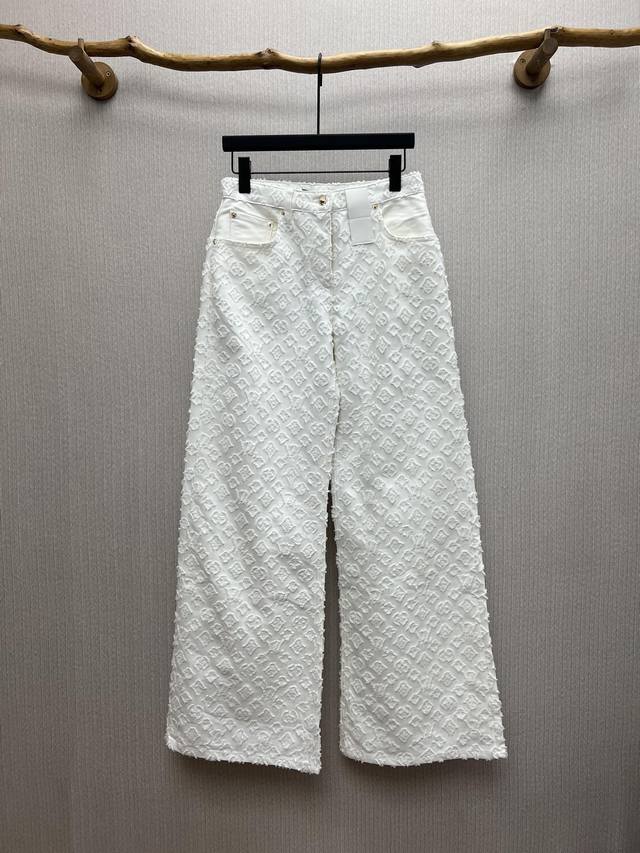 驴家 25Ss新款Monogram 剪花牛仔裤 本款牛仔裤以挺括棉布裁出高腰喇叭廓形，再借 Monogram 剪花纹理释放清新夏日气息。口袋与后部的素净嵌饰增添