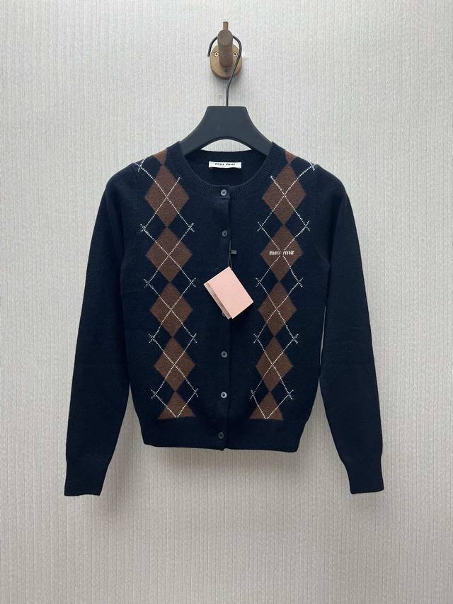 Miumiu 25Ss新款菱形图案为这款柔软羊绒纽扣开衫的精湛工艺增添了俏皮的优雅，按照Miu Miu的精致现代视角重新诠释经典款式。 码数：S.M.L.