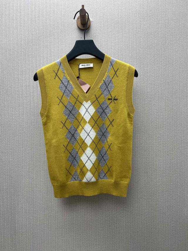 Miumiu 25Ss新款菱形图案为这款柔软羊绒背心的精湛工艺增添俏皮的优雅，按照Miu Miu的精致现代视角重新诠释经典款式。 码数：S.M.L.