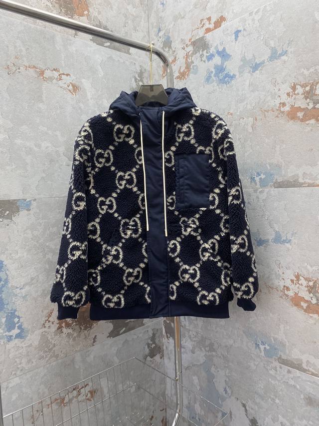 G家 早春男装系列倾情推出缀饰活力印花的运动单品，迎接温暖季节的到来。品牌织带继续为整个设计注入典藏气息，品牌标识细节则尽展大胆不羁的现代风范。这款纹理感十足的