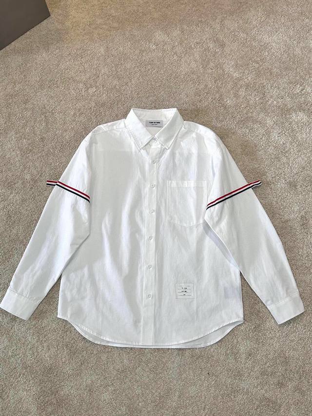 时尚经典 -Tb 爆款轻奢衬衫，可外搭。经典条纹，品质超赞专柜定制面料，高支高密，版型时尚前卫。明星同款，小红书推荐款 颜色：黑色 白色 M-3X 款号：580