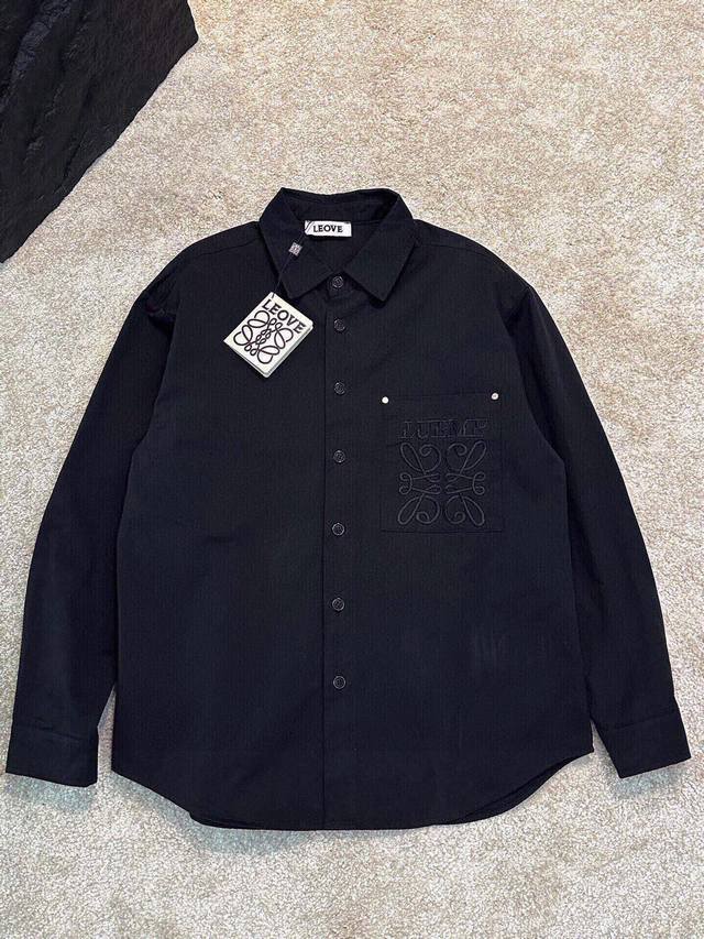 罗意威 秋冬新款衬衫 走秀款 胸前错位字母Logo 独家定制原版定制面料 垂感超好不易褶皱 细节走线完美无瑕疵 上身效果棒棒哒 百搭又不失时尚感 。男女同款。