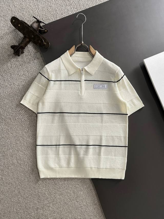 隔天出货 高品质 Dior 2025秋冬新款男款翻领短袖T恤 精梳棉质纱线针织纺棉布面料制作，纯棉的高克重特殊纱，掂起来手感份量十足，上身也比普通T更加有质感，