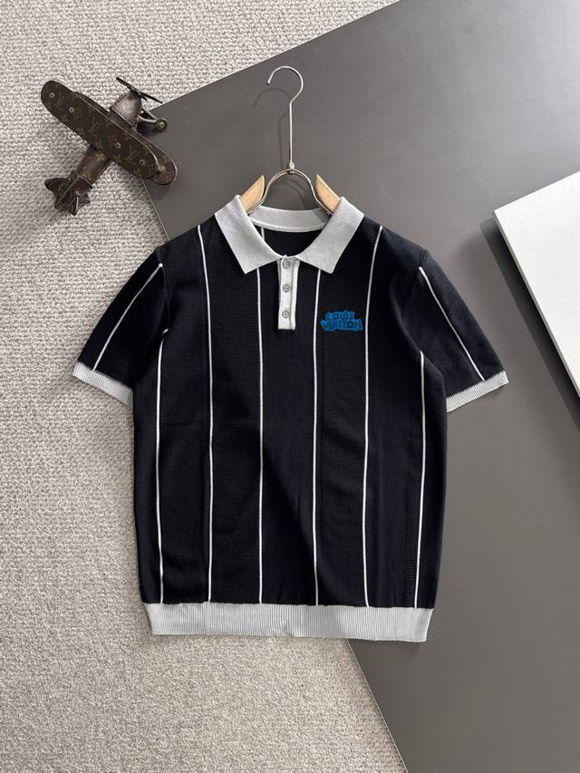 隔天出货 高品质 Lv 2025秋冬新款男款翻领短袖T恤 精梳棉质纱线针织纺棉布面料制作，纯棉的高克重特殊纱，掂起来手感份量十足，上身也比普通T更加有质感，这种