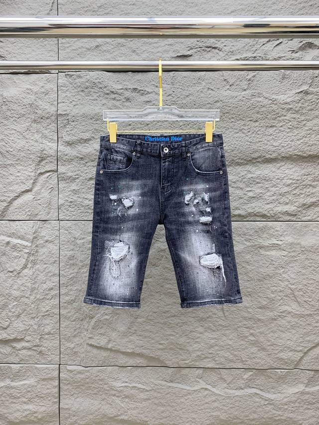 迪奥 新品 高端独家发售 25Ss四季款超燃炸街系列之最牛仔短裤 独家隆重推出 原版定制高端品质面料 定制五金版型修身剪裁 面料带弹力 微弹上身舒适度超高 必爆
