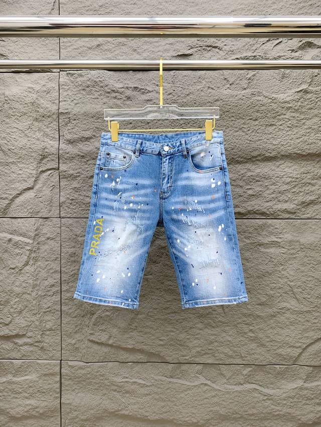 普拉达 新品 高端独家发售 25Ss四季款超燃炸街系列之最牛仔短裤 独家隆重推出 原版定制高端品质面料 定制五金版型修身剪裁 面料带弹力 微弹上身舒适度超高 必