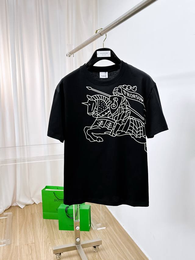 Ss巴宝莉纯棉最新面料 最高版本 经典标识图案Logo时尚简约潮流短袖，最顶级的品质专柜原单短袖，顶级制作工艺进口面料，专柜款独特设计，采用进口高端订制面料。官