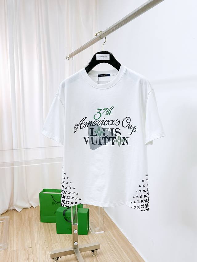 Sslv纯棉最新面料 最高版本 经典标识图案Logo时尚简约潮流短袖，最顶级的品质专柜原单短袖，顶级制作工艺进口面料，专柜款独特设计，采用进口高端订制面料。官网