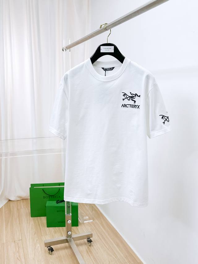 Ss始祖鸟纯棉最新面料 最高版本 经典标识图案Logo时尚简约潮流短袖，最顶级的品质专柜原单短袖，顶级制作工艺进口面料，专柜款独特设计，采用进口高端订制面料。官